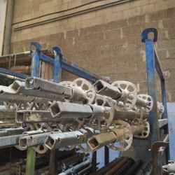Pies verticales para andamios – 2 m y 3 m en stock