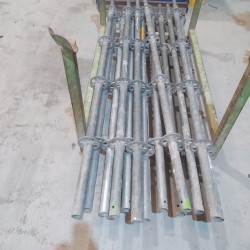 Pies verticales para andamios – 2 m y 3 m en stock