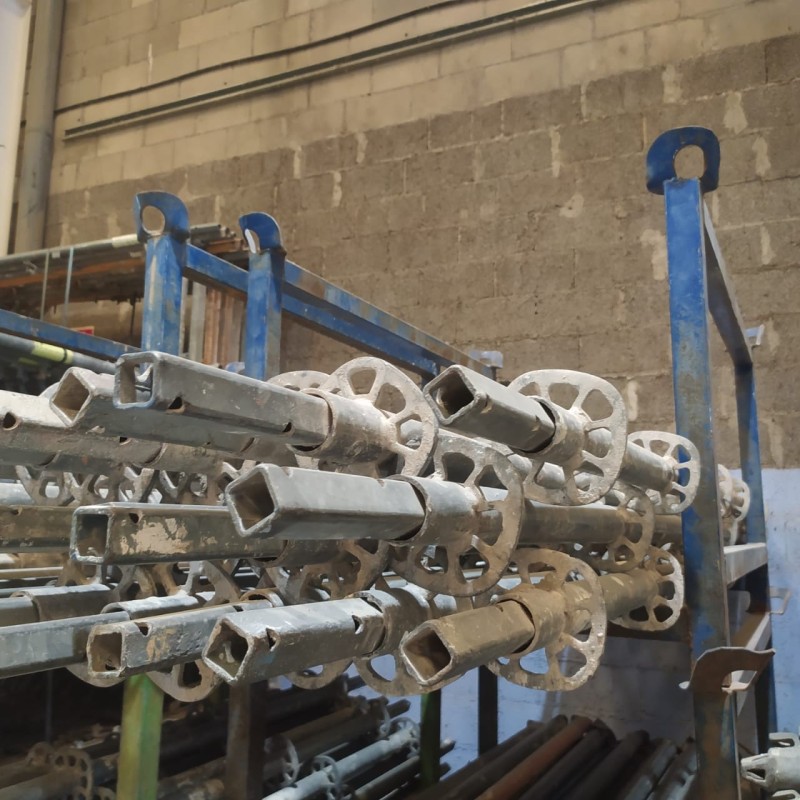 Pies verticales para andamios – 2 m y 3 m en stock