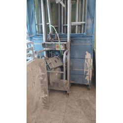 Monta carga eléctrico