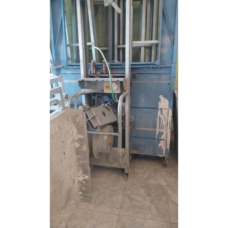 Monta carga eléctrico