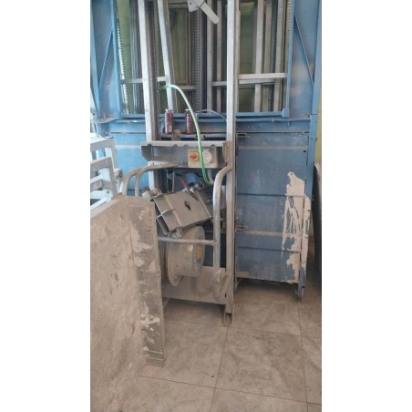 Monta carga eléctrico